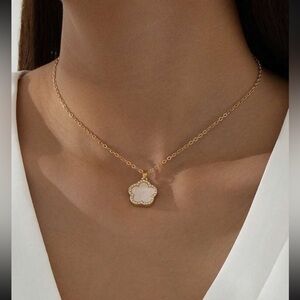 NWT Elegant Lucky Clover Pendant
Women Necklace Rhinestones ❤️ SAME DAY SHIPPING